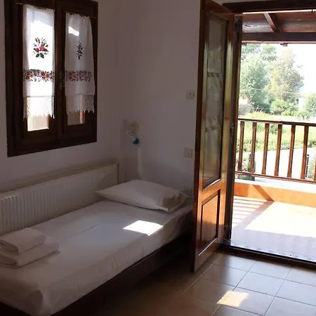 Family House 250m Away From The Coast, With Big Garden Casa vacanze