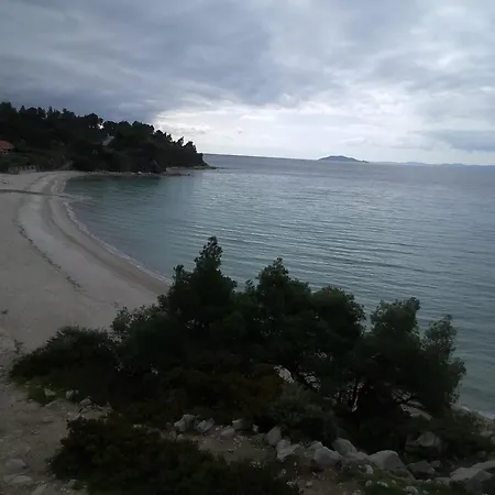 Family House 250m Away From The Coast, With Big Garden Nikiti (Sithonia)
